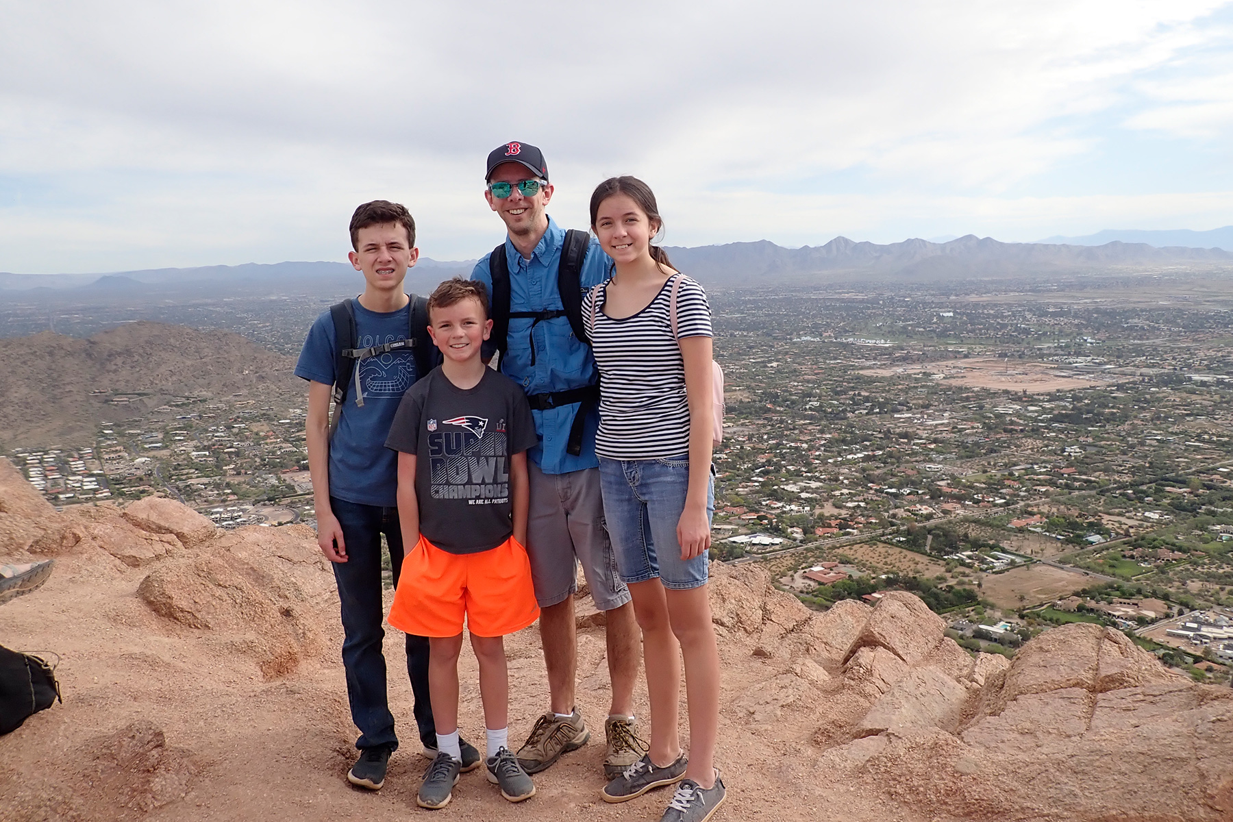 https://carltonautstraveltips.com/wp-content/uploads/2019/04/Camelback-Hike-Phoenix-Arizona-family-view-top-Carltonauts-Travel-Tips.jpg